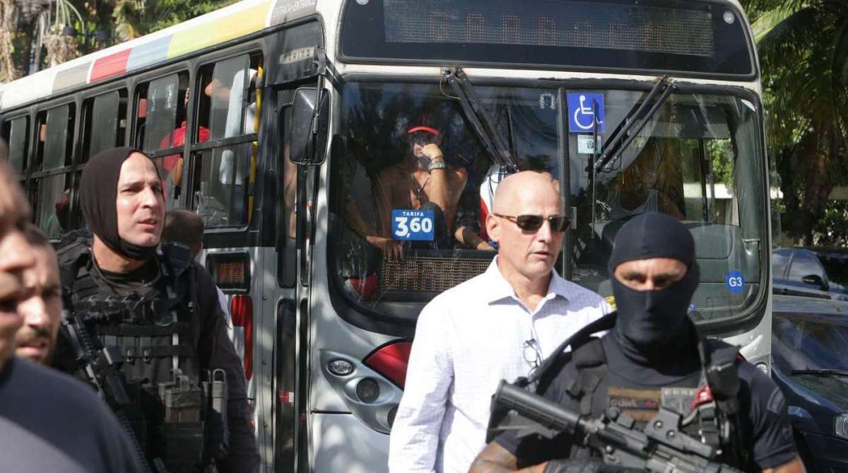 Cerca de 80 detidos em Santa Cruz na rua Fernanda foram levados para Cidade da Pol&iacute;cia na manh&atilde; deste s&aacute;bado. Eles chegaram em dois &ocirc;nibus acompanhados de policiais do Core. Segundo conversa de policiais civis dos 3 um quebrou o p&eacute; e ser&atilde;o presos por tentativa de homic&iacute;dio, pois entraram em confronto com os policiais. Foto: Daniel Castelo Branco / Ag&ecirc;ncia O Dia
