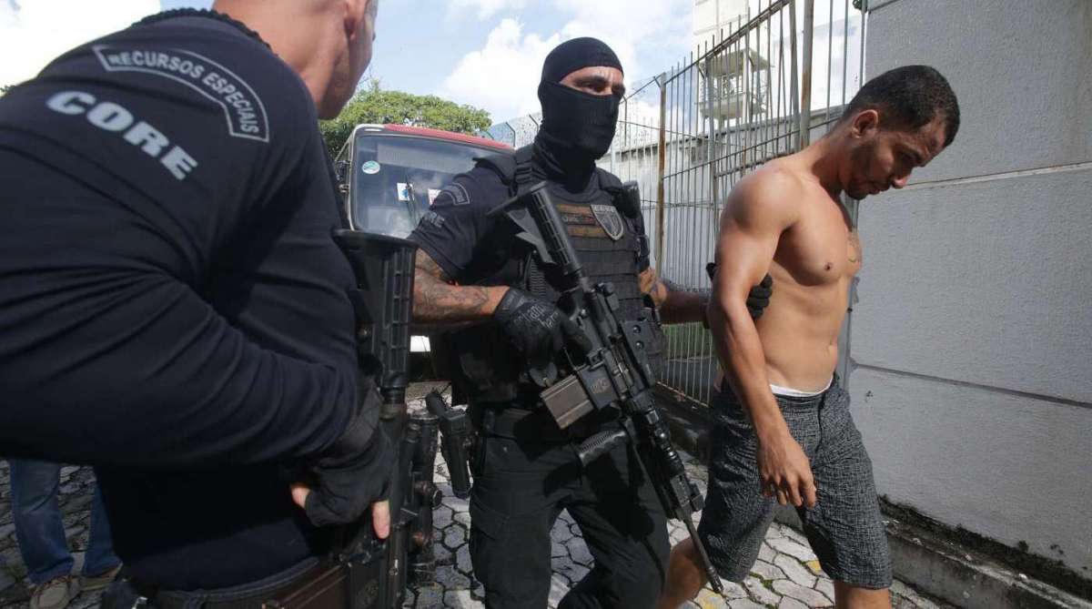 Cerca de 80 detidos em Santa Cruz na rua Fernanda foram levados para Cidade da Polícia na manhã deste sábado. Eles chegaram em dois ônibus acompanhados de policiais do Core. Segundo conversa de policiais civis dos 3 um quebrou o pé e serão presos por tentativa de homicídio, pois entraram em confronto com os policiais. Foto: Daniel Castelo Branco / Agência O Dia