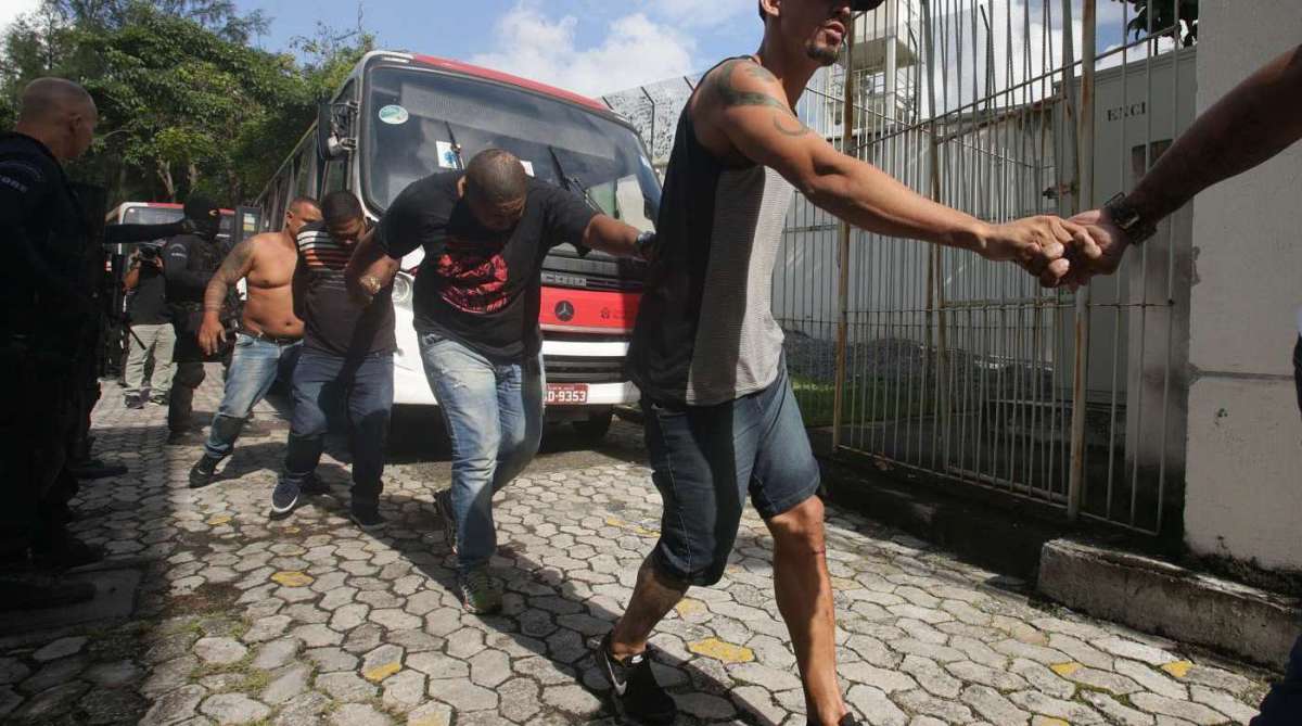 Cerca de 80 detidos em Santa Cruz na rua Fernanda foram levados para Cidade da Pol&iacute;cia na manh&atilde; deste s&aacute;bado. Eles chegaram em dois &ocirc;nibus acompanhados de policiais do Core. Segundo conversa de policiais civis dos 3 um quebrou o p&eacute; e ser&atilde;o presos por tentativa de homic&iacute;dio, pois entraram em confronto com os policiais. Foto: Daniel Castelo Branco / Ag&ecirc;ncia O Dia