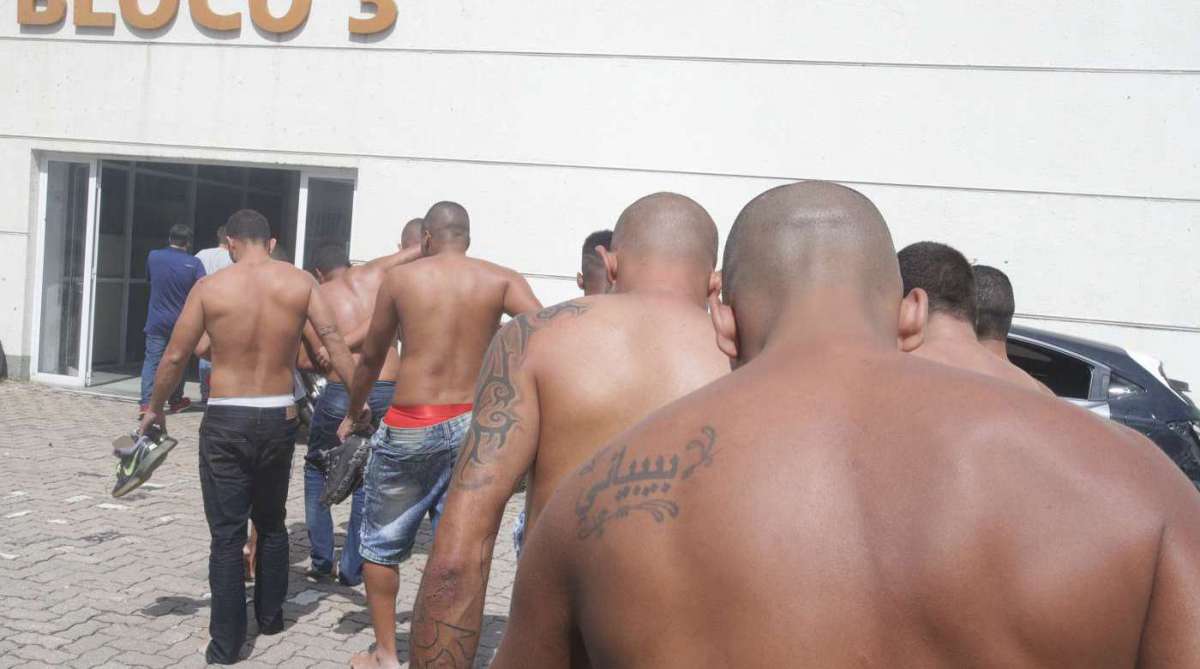 Operação contra milícia tem mais de 140 suspeitos presos e quatro mortos na Zona Oeste em Santa Cruz na rua Fernanda. Todos foram levados para Cidade da Polícia na manhã deste sábado. Eles chegaram em dois ônibus acompanhados de policiais do Core. Foto: Daniel Castelo Branco / Agência O Dia