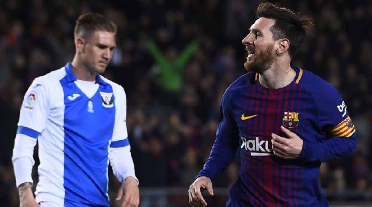 Messi comemora um dos seus gols - AFP
