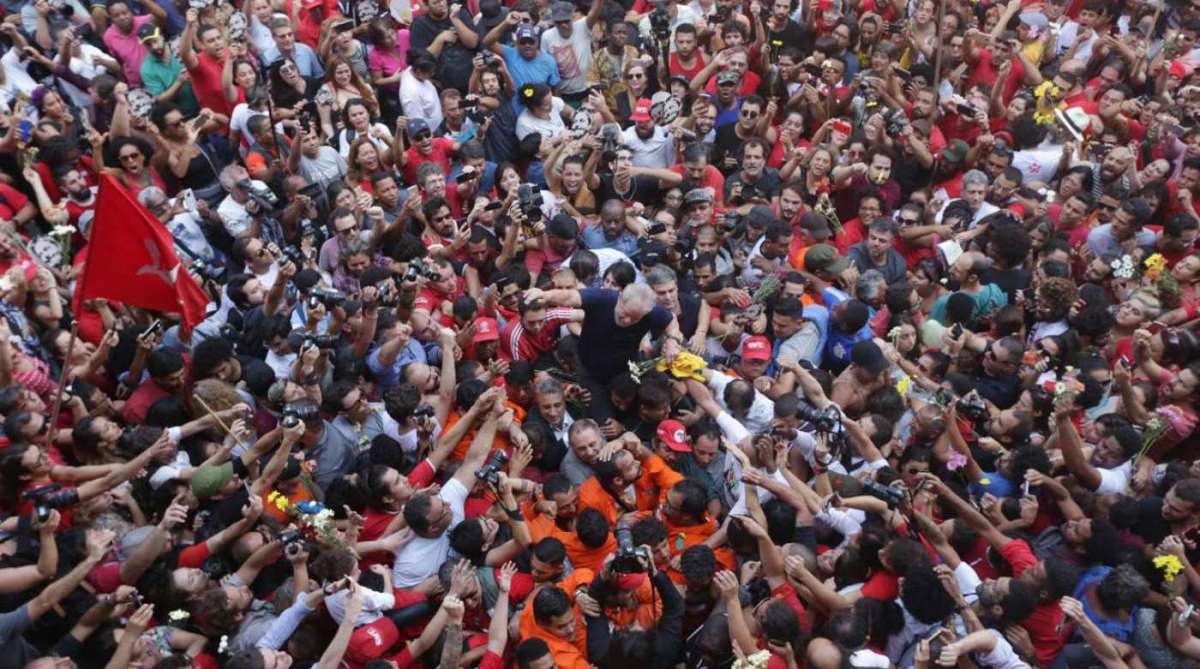 São Bernado do Campo, 07/04/2018.O ex-presidente Luiz Inácio Lula da Silva no braço do povo depois da missa e discursos em frente ao sindicato dos metalúrgicos no ABC. Foto - Paulo Pinto / Fotos Públicas