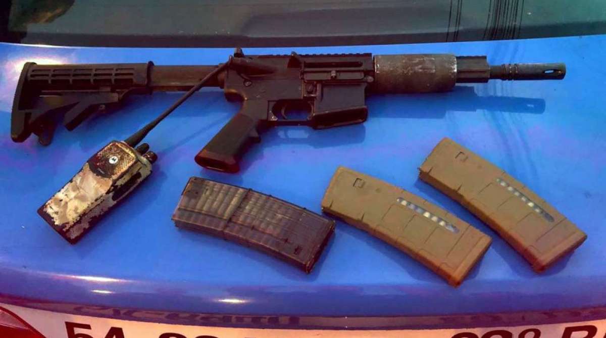 Policiais prendem fuzil com homem em táxi - Divulgação / Polícia Militar