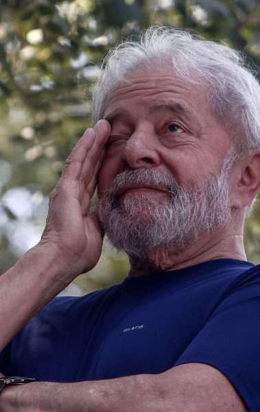 Lula se emociona antes de discurso no Sindicato dos Metalúrgicos