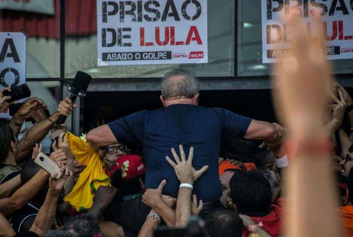 Lula é carregado nos ombros por apoiadores após discursar