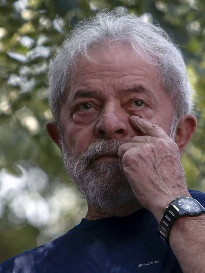 Brazilian ex-president (2003-2011) Luiz Inacio Lula da Silva gestures after attending a Catholic Mass in memory of his late wife Marisa Leticia, at the metalworkers' union building in Sao Bernardo do Campo, in metropolitan Sao Paulo, Brazil, on April 7, 2018.
Brazil's election frontrunner and controversial leftist icon said Saturday that he will comply with an arrest warrant to start a 12-year sentence for corruption. 