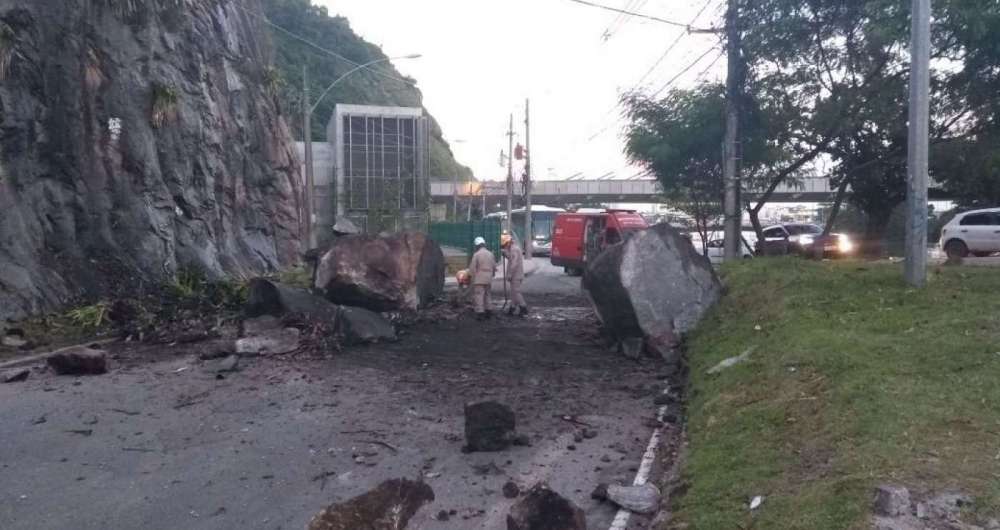 Pedregulhos deslizaram de encosta na Ponte Velha e assustaram moradores e motoristas que passavam pelo local. Ningu�m ficou ferido  