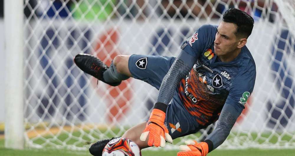 Como um gato, o goleiro Gatito Fern�ndez pega o p�nalti para alegria da torcida botafoguense 