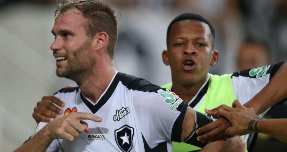 Carli fez o gol do Botafogo no tempo normal