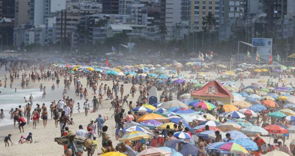 Cariocas e turistas aproveitaram para  curtir o domingo de sol e calor nas praias da cidade e lotaram a orla do Arpoador ao Leblon