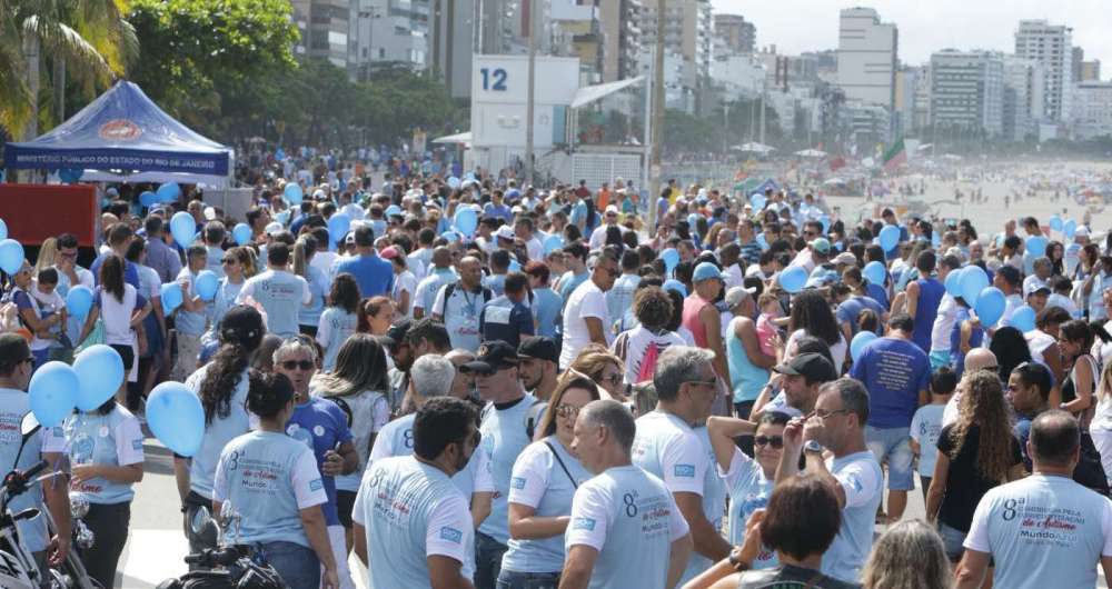 Caminhada na orla do Leblon reuniu mais de seis mil pessoas pela conscientização sobre o autismo