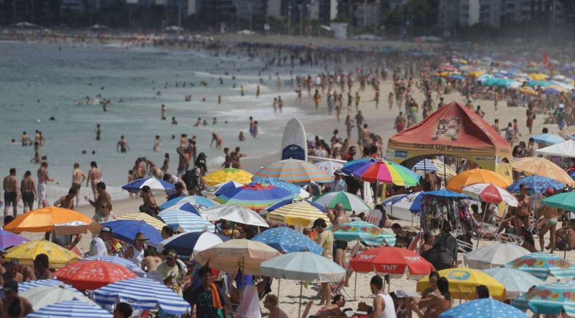 Cariocas e turistas curtiram domingo de sol nas praias do Arpoador ao Leblon