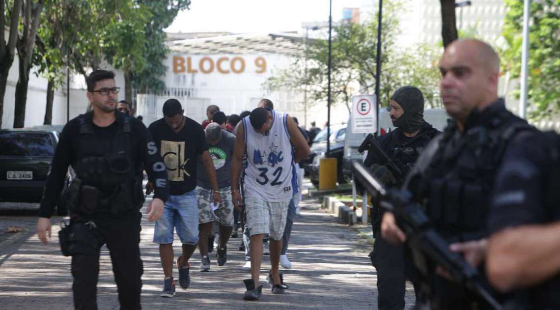 Transferência dos suspeitos de integrarem milícia presos em Santa Cruz para o o Complexo Penitenciário de Bangu. Foto: Daniel Castelo Branco / Agência O Dia