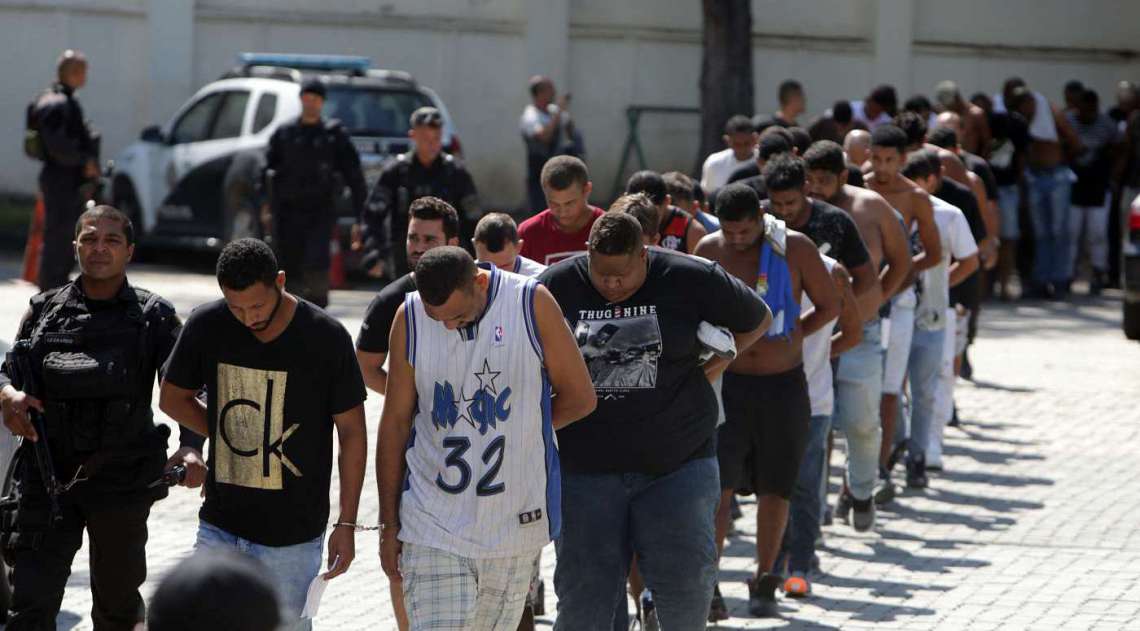 Transferência dos suspeitos de integrarem milícia presos em Santa Cruz para o o Complexo Penitenciário de Bangu. Foto: Daniel Castelo Branco / Agência O Dia