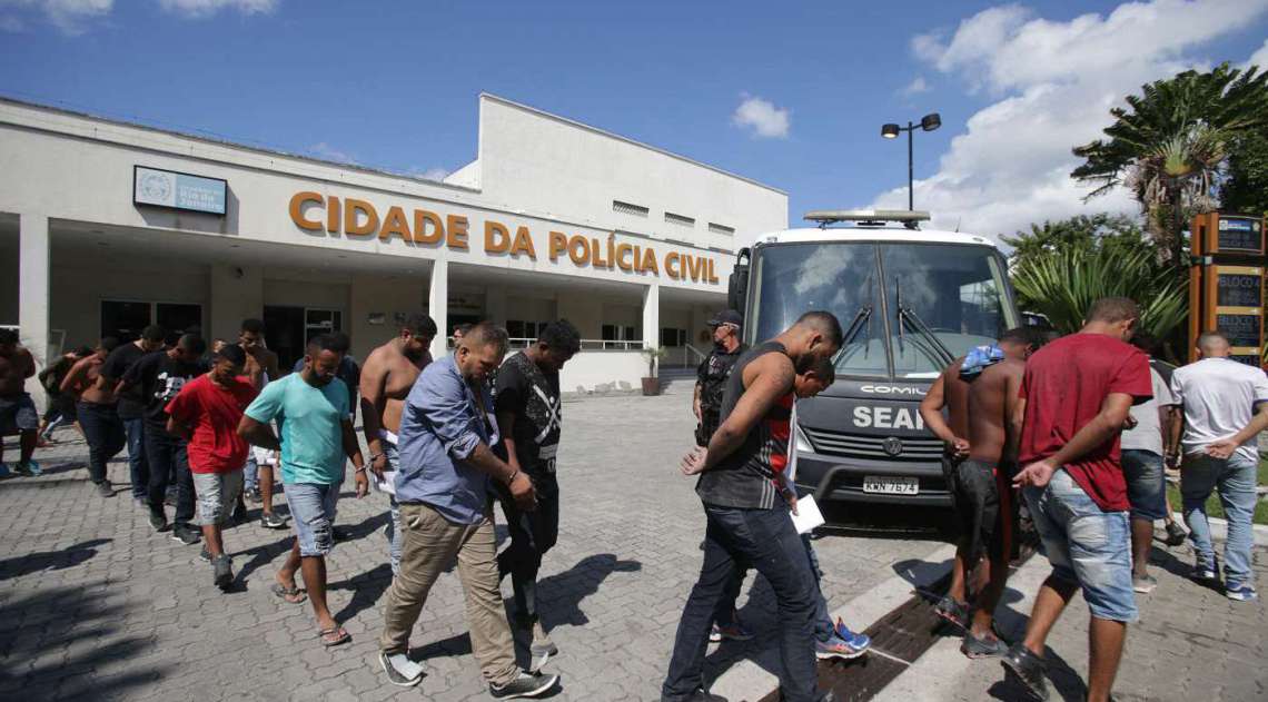 Transferência dos suspeitos de integrarem milícia presos em Santa Cruz para o o Complexo Penitenciário de Bangu. Foto: Daniel Castelo Branco / Agência O Dia