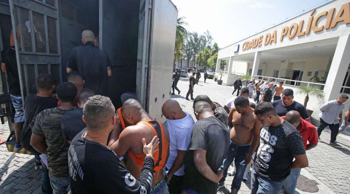 Transferência dos suspeitos de integrarem milícia presos em Santa Cruz para o o Complexo Penitenciário de Bangu. Foto: Daniel Castelo Branco / Agência O Dia