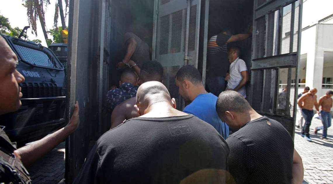 Transferência dos suspeitos de integrarem milícia presos em Santa Cruz para o o Complexo Penitenciário de Bangu. Foto: Daniel Castelo Branco / Agência O Dia