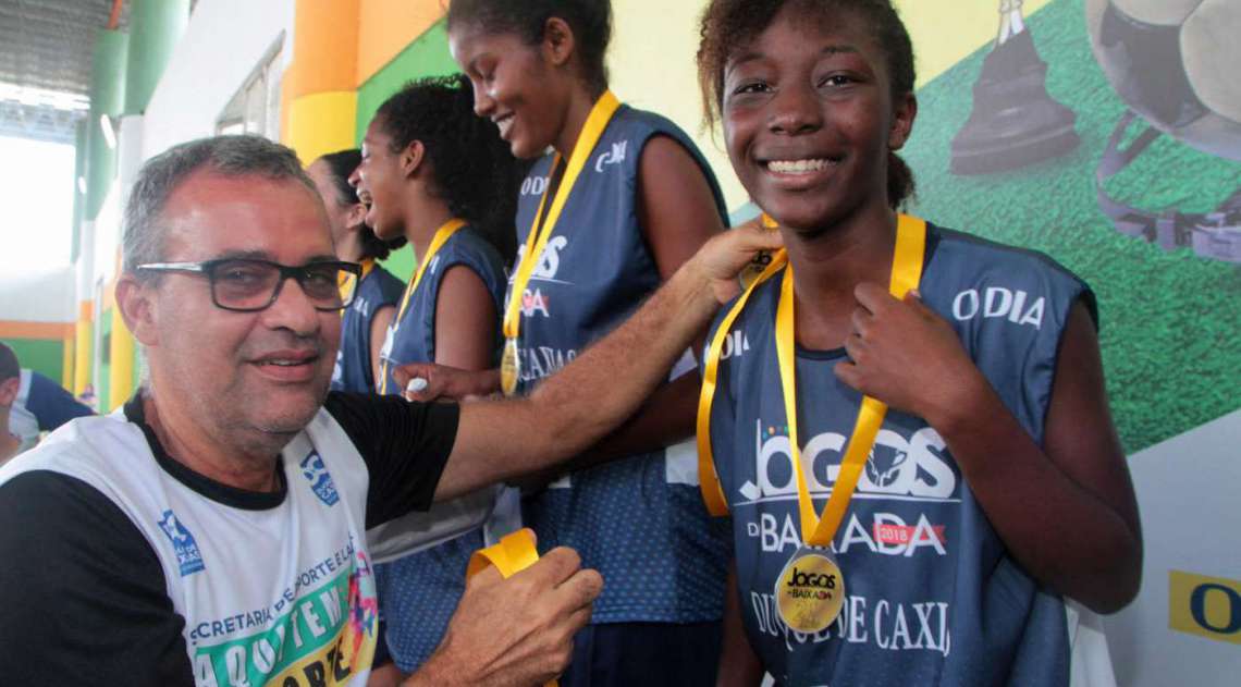 07/04/2018 - Caderno Baixada. Jogos da Baixada. Premia��o primeiro lugar Sub 17 de Basquete feminino.Equipe Duque de Caxias. Foto: Fernanda Dias / Ag�ncia O Dia.