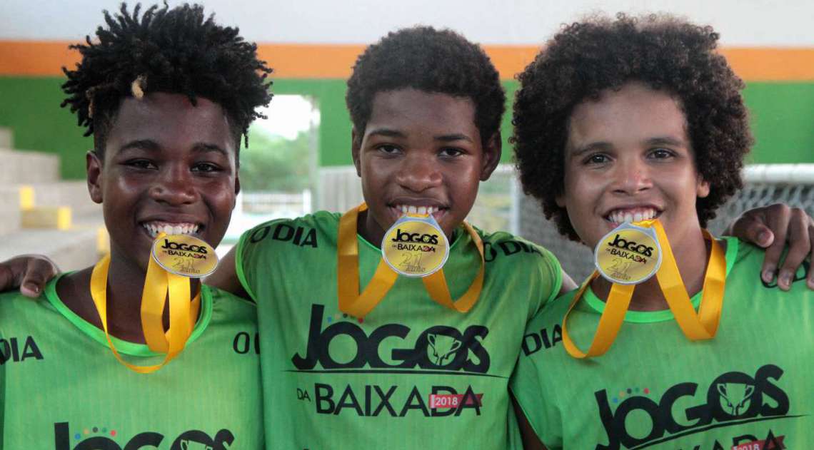 07/04/2018 - Caderno Baixada. Jogos da Baixada. Premia��o Sub 14 de Basquete masculino. Equipe Queimados. Foto: Fernanda Dias / Ag�ncia O Dia.