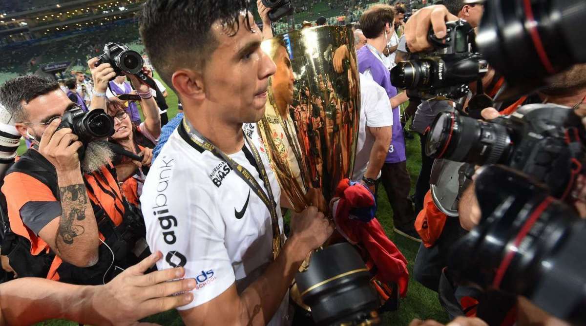Corinthians player Balbuena holds the trophy after his team won the 2018 Paulista championship final football match against Palmeiras held at Allianz Parque stadium, in Sao Paulo, Brazil on April 8, 2018. / AFP PHOTO / NELSON ALMEIDA - AFP PHOTO / NELSON ALMEIDA