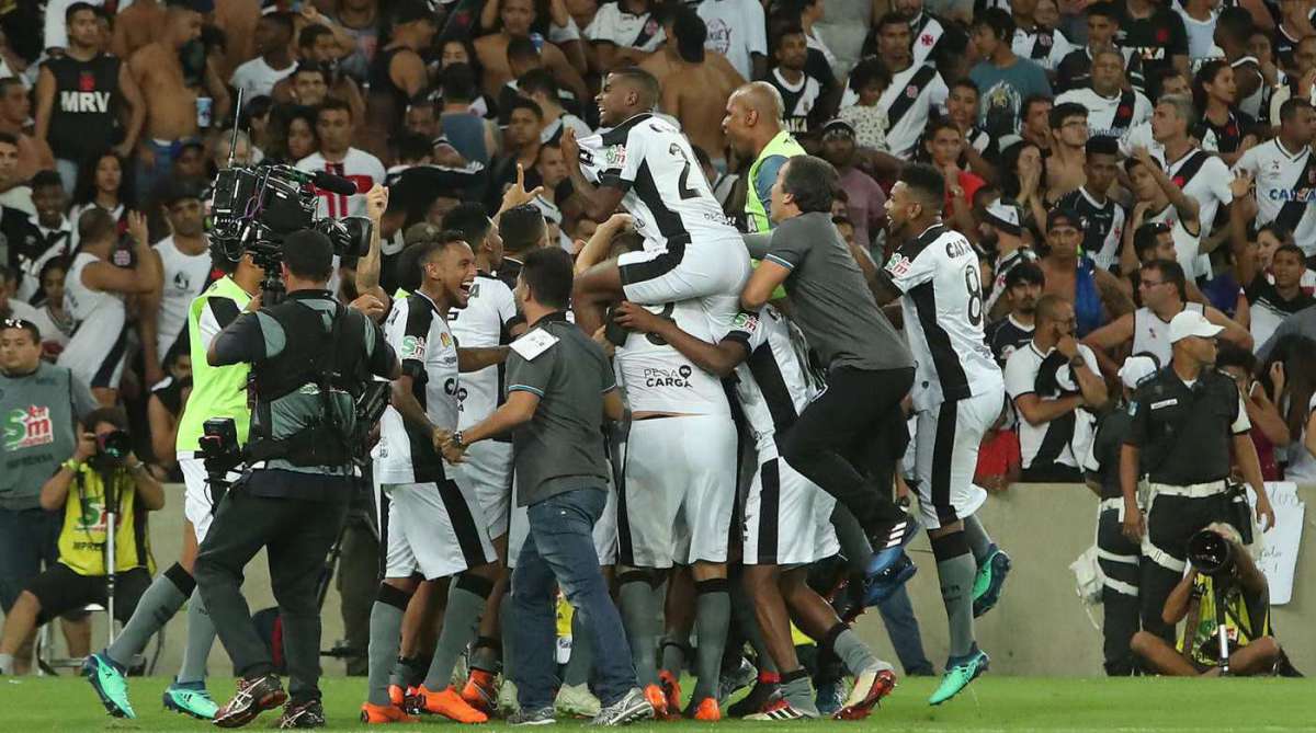Jogadores do Glorioso fazem a festa da conquista no Maraca: taça não vinha desde 2013