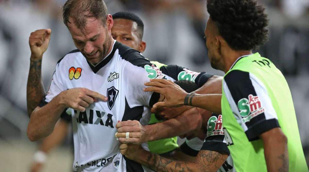 Tua estrela solitária te conduz! Carli aponta para o escudo alvinegro depois de marcar o gol aos 49