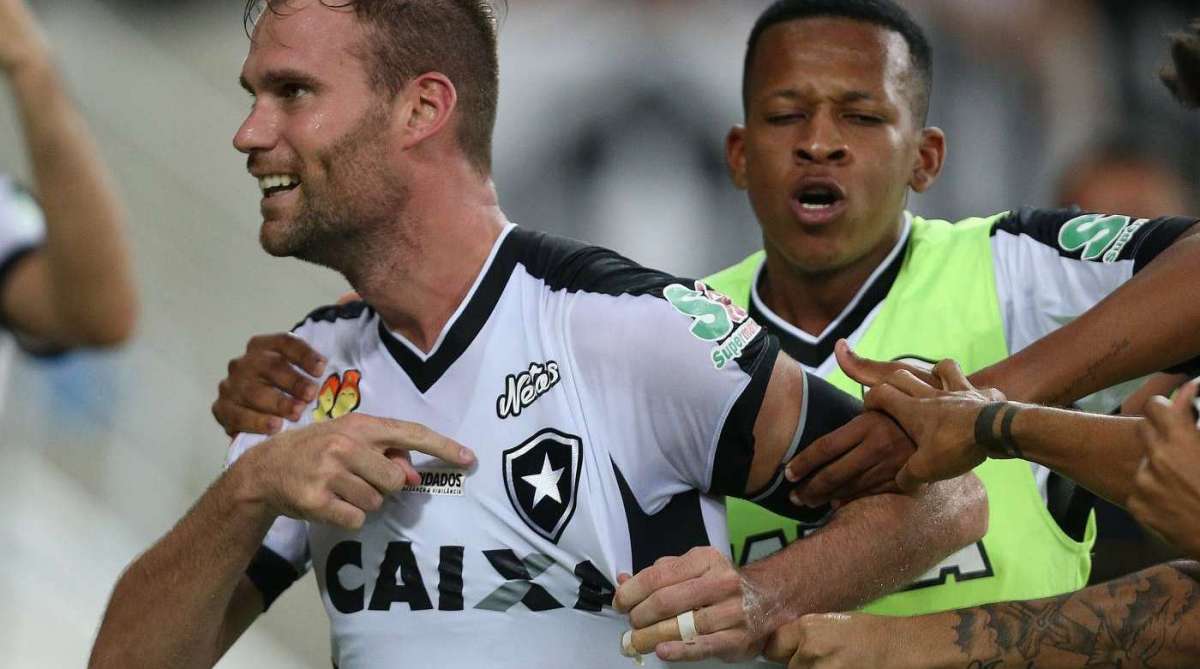 Carli aponta para o escudo alvinegro depois de marcar o gol aos 49 - Vitor Silva / SSPress / Botafogo