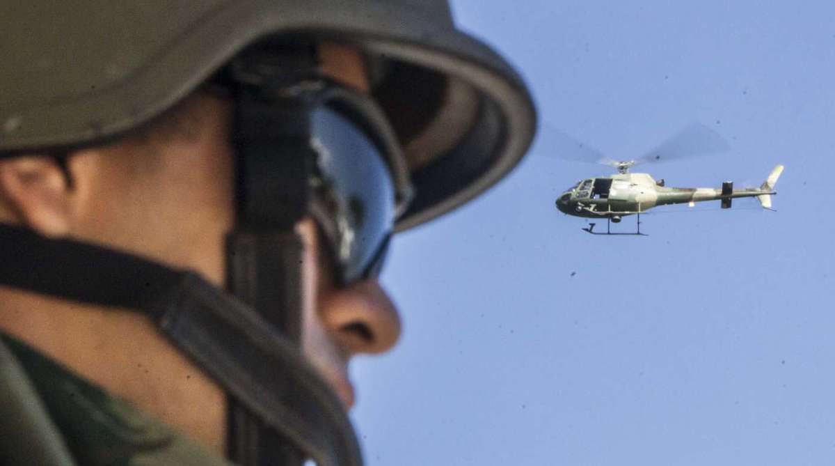 Patrulhamento das forcas armadas na orla do Leme com coletiva do Cel Carlos Cinelli. Rj, 08 de abril.
