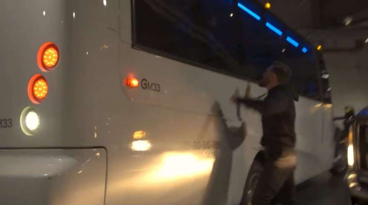 Conor McGregor ataque ônibus do UFC em estacionamento de ginásio - Reprodução Youtube