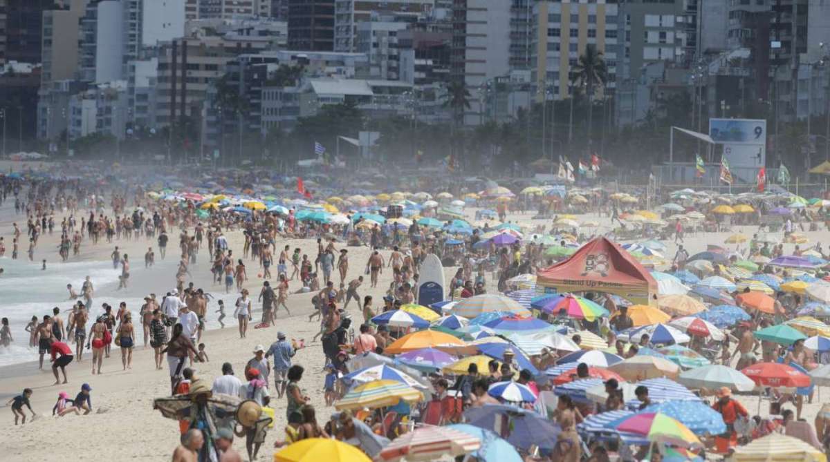 Cariocas e turistas aproveitaram para  curtir o domingo de sol e calor nas praias da cidade e lotaram a orla do Arpoador ao Leblon