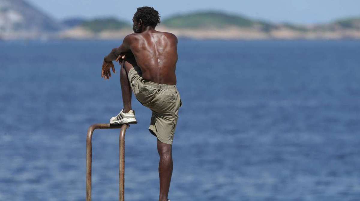 Cariocas e turistas curtiram domingo de sol nas praias do Arpoador ao Leblon