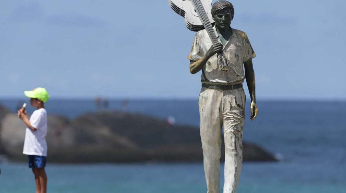 Cariocas e turistas curtiram domingo de sol nas praias do Arpoador ao Leblon