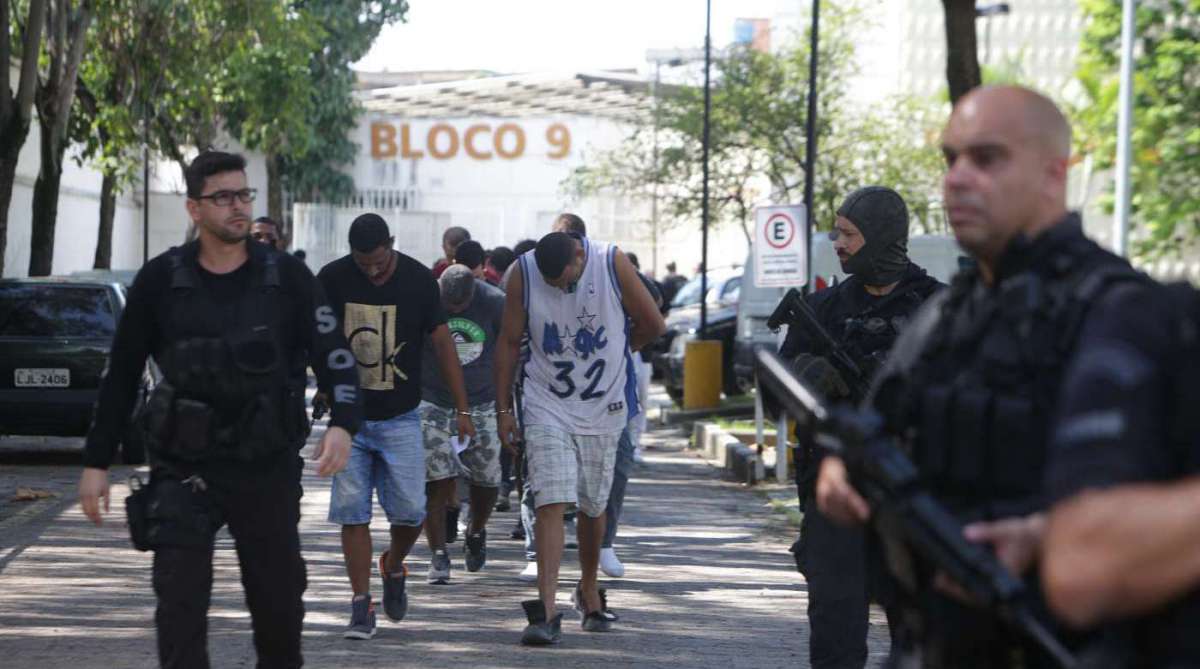 Transferência dos suspeitos de integrarem milícia presos em Santa Cruz para o o Complexo Penitenciário de Bangu. Foto: Daniel Castelo Branco / Agência O Dia