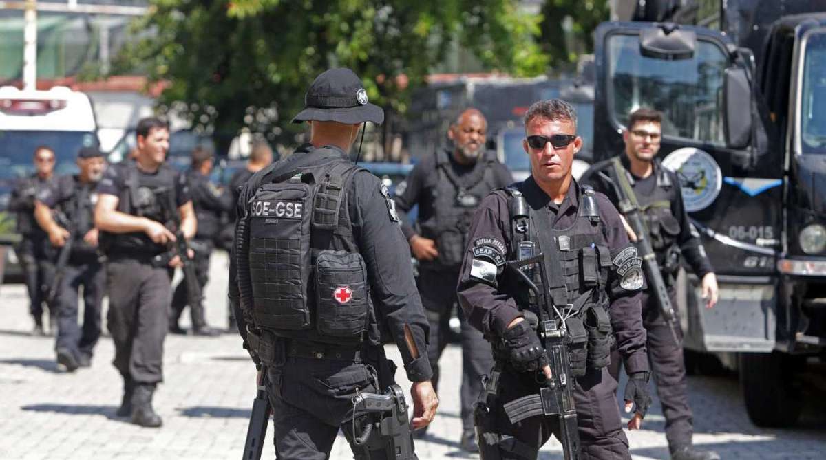 Transferencia do suspeitos de integrarem milícia, presos em Santa Cruz, para o Complexo Penitenciário de Gericinó. Foto: Daniel Castelo Branco / Agência O Dia