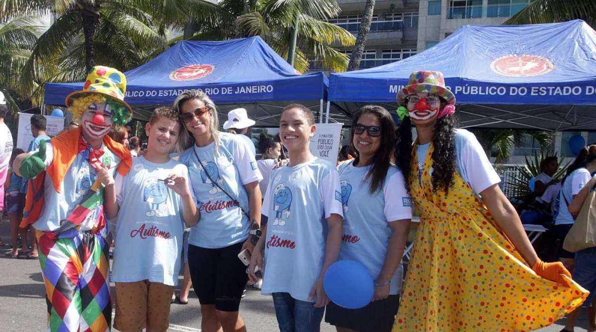 No dia 02 de Abril foi o  DIA A Dia Mundial de Conscientizacao do Autismo, e na manh&atilde; de hoje (08) teve uma caminhada na Orla do Leblon pelo DIA A. Foto: Daniel Castelo Branco / Ag&ecirc;ncia O Dia