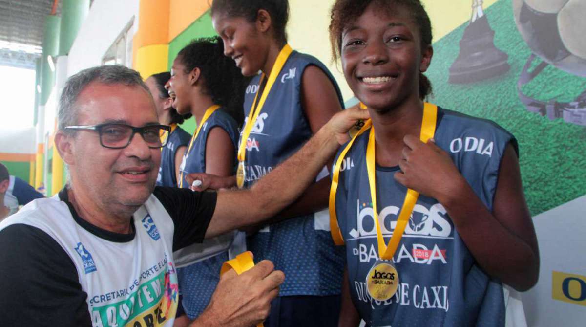 07/04/2018 - Caderno Baixada. Jogos da Baixada. Premiação primeiro lugar Sub 17 de Basquete feminino.Equipe Duque de Caxias. Foto: Fernanda Dias / Agência O Dia.