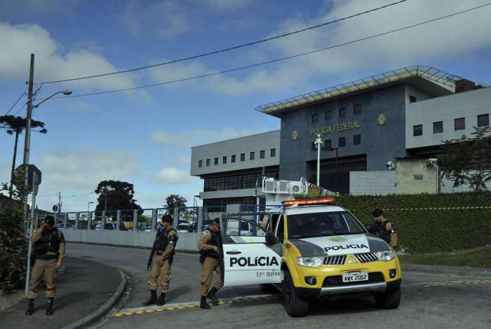 A Pol�cia Militar passou a refor�ar a seguran�a nas proximidades da superintend�ncia da Pol�cia Federal na capital paranaense, ap�s a chegada do ex-presidente Lula � pris�o 