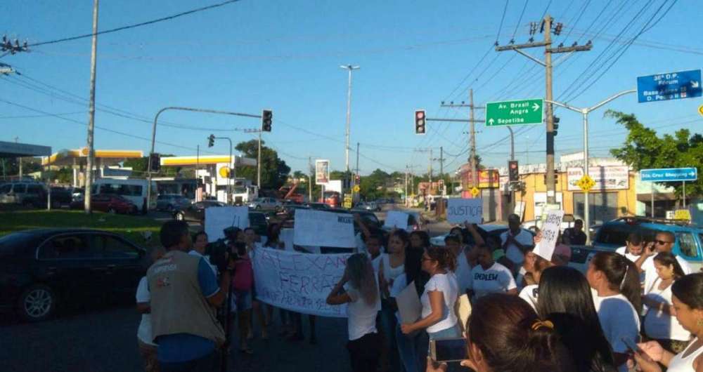 Parentes de alguns dos presos protestaram ontem em Santa Cruz, alegando que eles s� tinham ido � festa