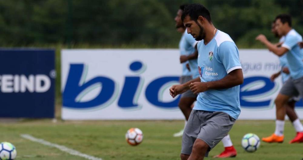 Meia do Fluminense, o equatoriano Sornoza participa de treino