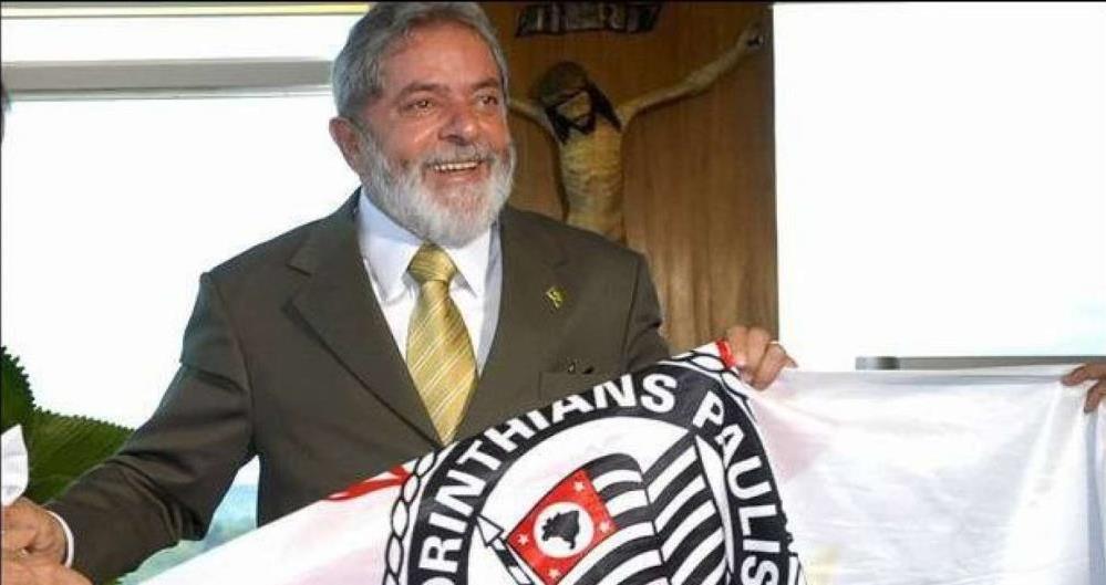 A assessoria do ex-presidente Lula publicou uma imagem dele com a bandeira do clube com a mensagem 'Obrigado, Timão' em sua conta do Twitter neste domingo