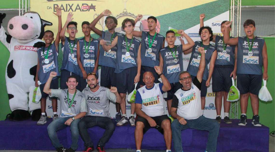 07/04/2018 - Caderno Baixada. Jogos da Baixada. Premia��o segundo lugar Sub 14 de Basquete masculino. Equipe Duque de Caxias . Foto: Fernanda Dias / Ag�ncia O Dia.