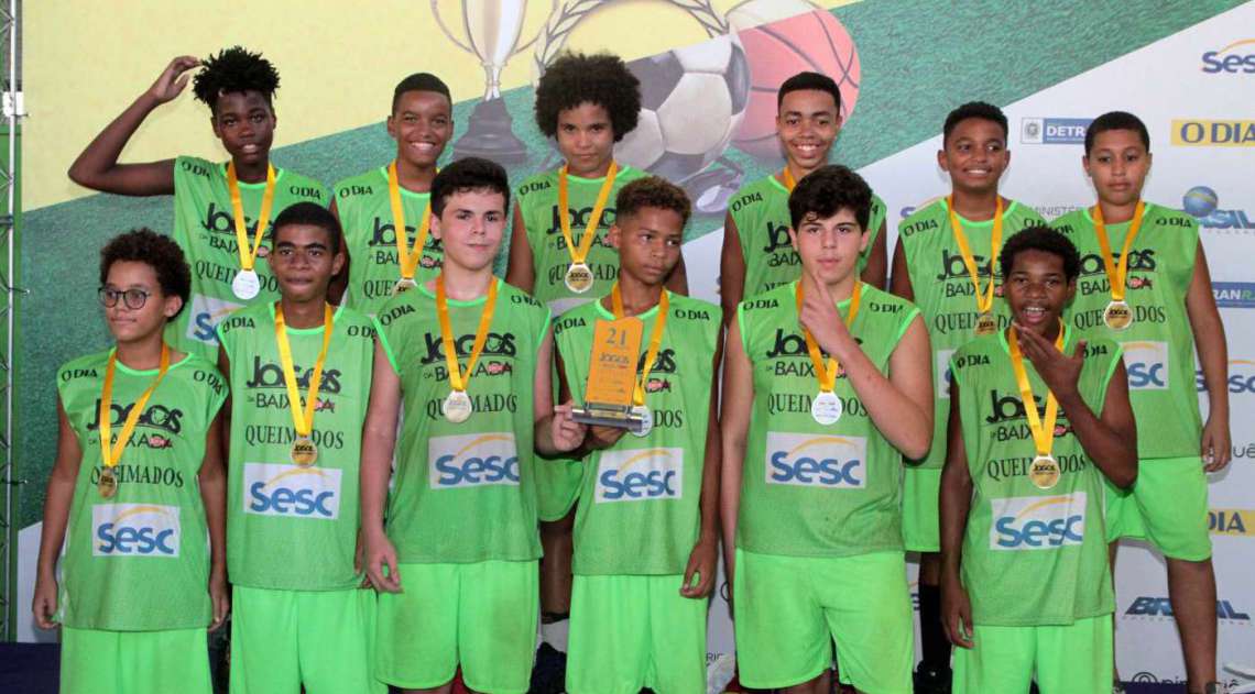 07/04/2018 - Caderno Baixada. Jogos da Baixada. Premia��o primeiro lugar Sub 17 de Basquete feminino.Equipe Queimados. Foto: Fernanda Dias / Ag�ncia O Dia.
      Caption