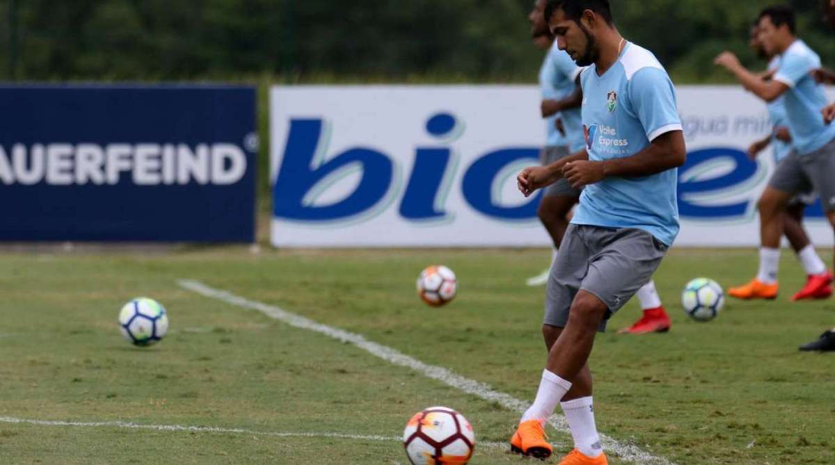 O equatoriano Sornoza participa de treino: meia quer o time muito atento amanhã - LUCAS MERÇON / FLUMINENSE FC