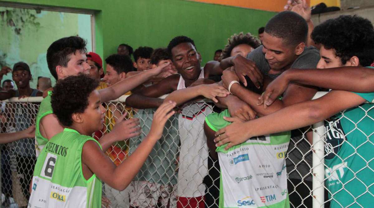07/04/2018 - Caderno Baixada. Jogos da Baixada. Premiação primeiro lugar Sub 17 de Basquete feminino.Equipe Queimados. Foto: Fernanda Dias / Agência O Dia.
      Caption