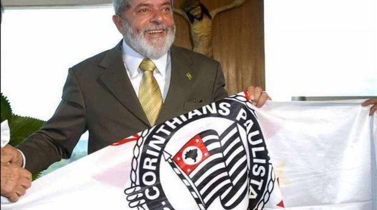 A assessoria do ex-presidente Lula publicou uma imagem dele com a bandeira do clube com a mensagem 'Obrigado, Tim&atilde;o' em sua conta do Twitter neste domingo - Reprodu&ccedil;&atilde;o/Twitter