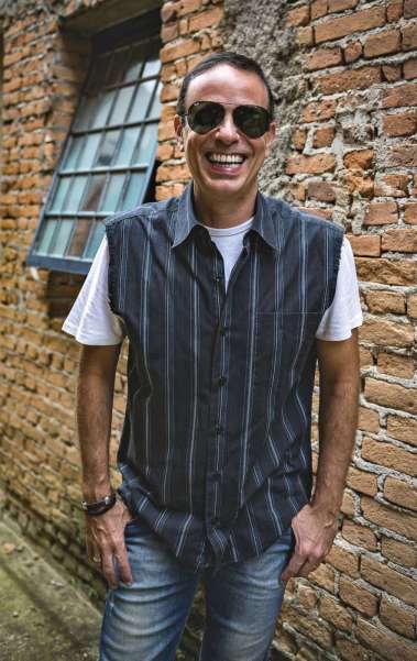 Dudu Braga sozinho (ao lado), e acima com a turma de convidados do disco 