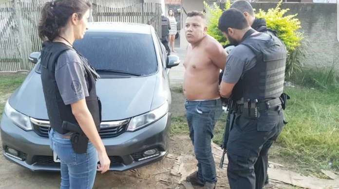 Jo�o Paulo Firmino (sem camisa) foi um dos presos ontem