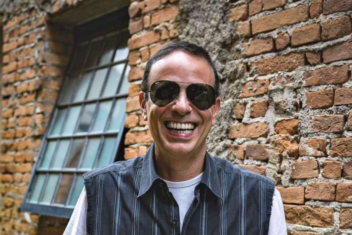 Dudu Braga sozinho (ao lado), e acima com a turma de convidados do disco  - divulga&ccedil;&atilde;o