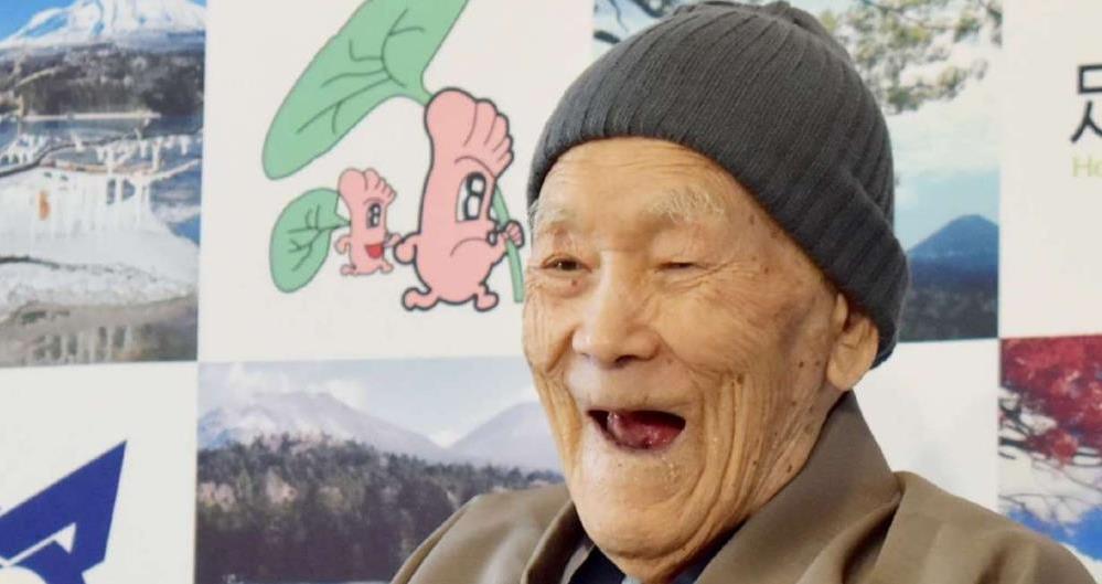 Masazo Nonaka, de 112 anos , é premiado pelo Guinness como o homem mais velho do mundo