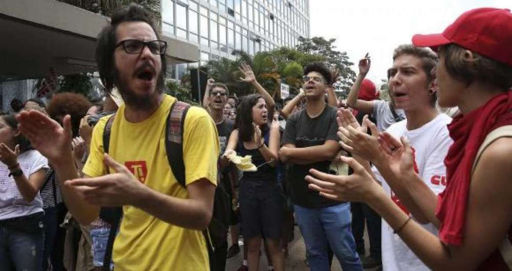 Estudantes e servidores da Universidade de Bras�lia protestam por mais recursos para a universidade 